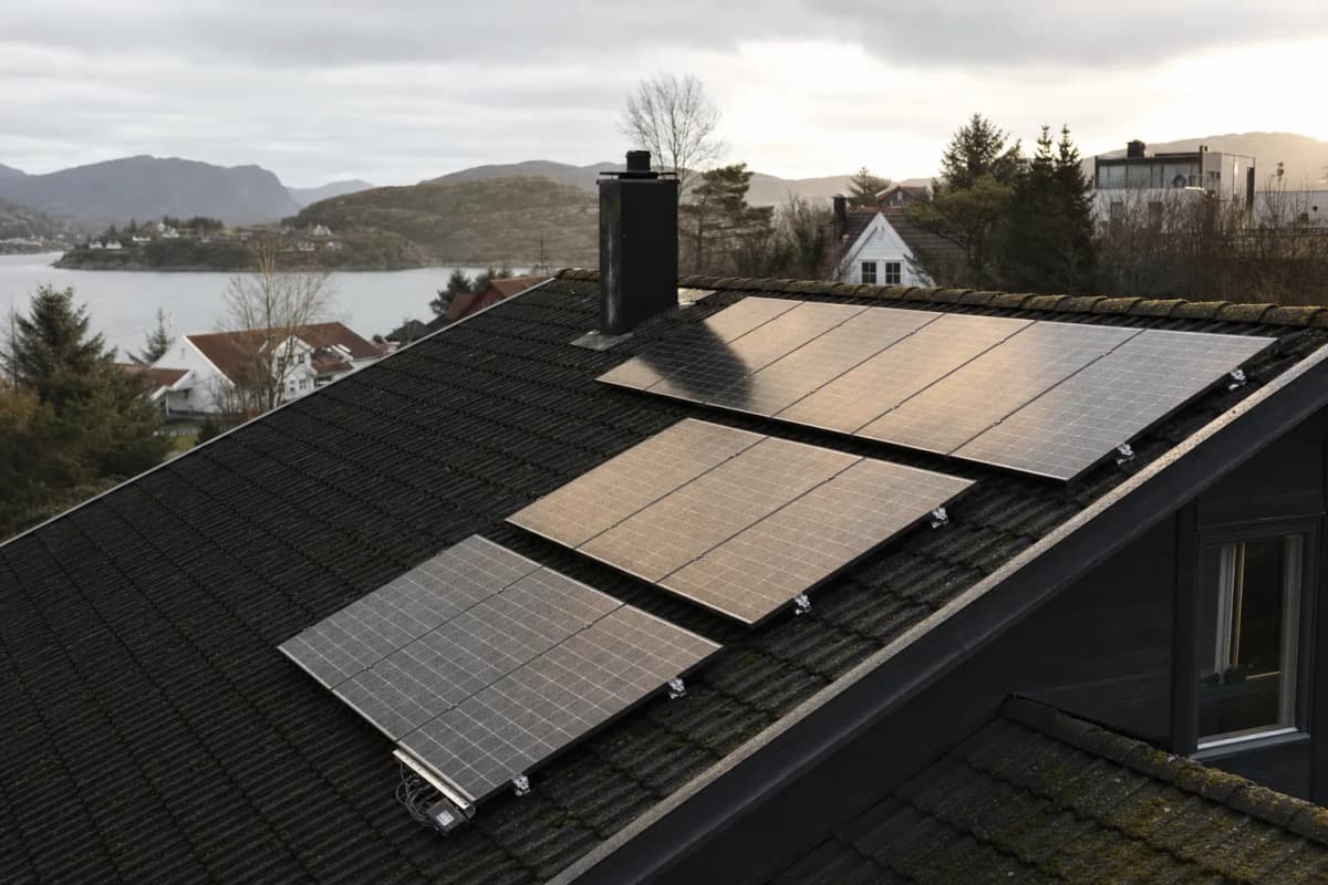 Solceller monteret på et skråtag i eftermiddagssol