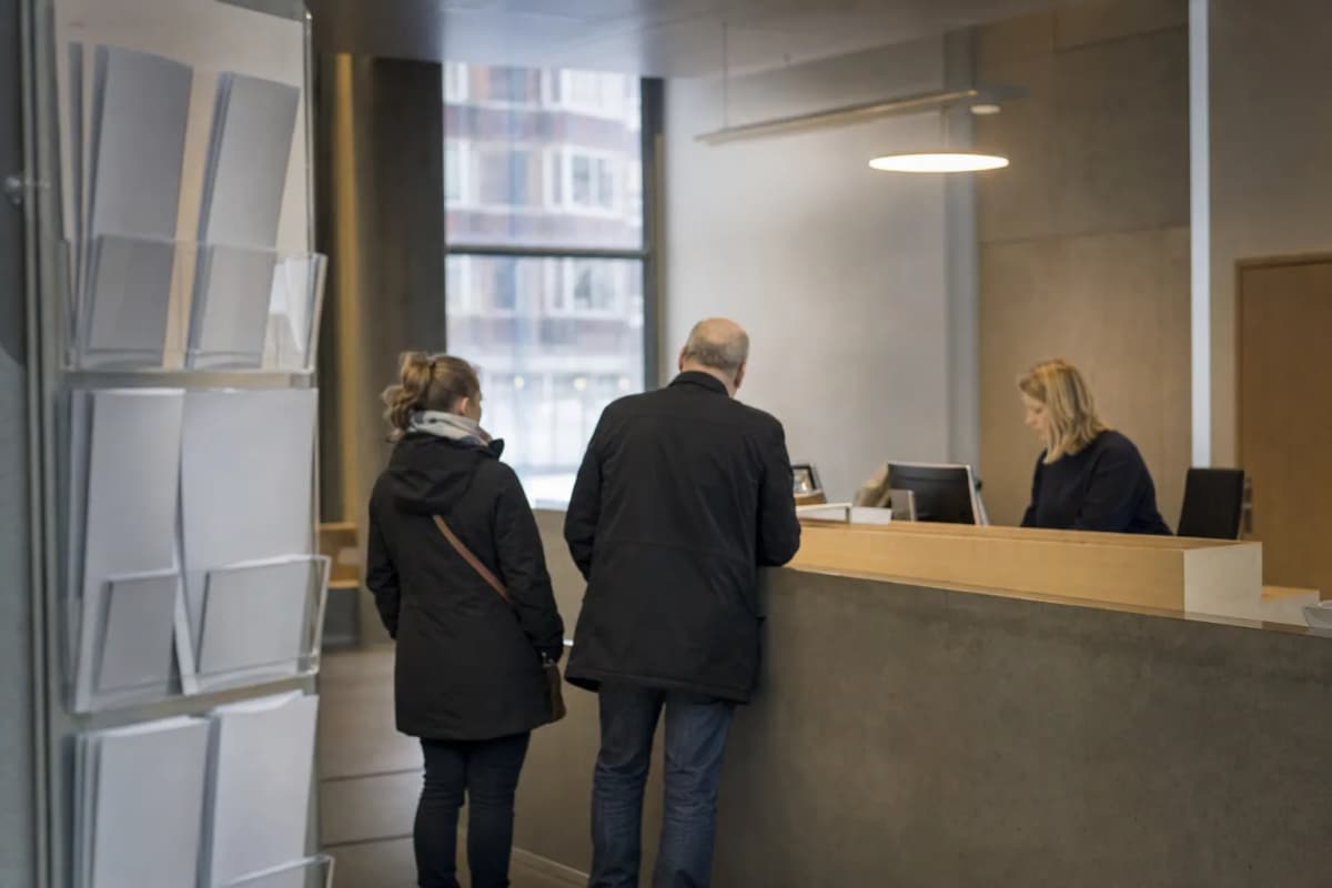 Borgerservice med en skranke og et informationsstativ